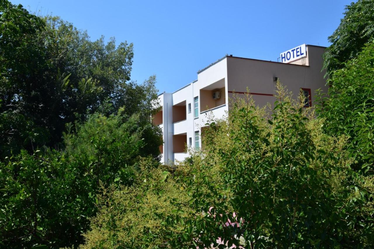 Hotel Ceka Драч Екстериор снимка